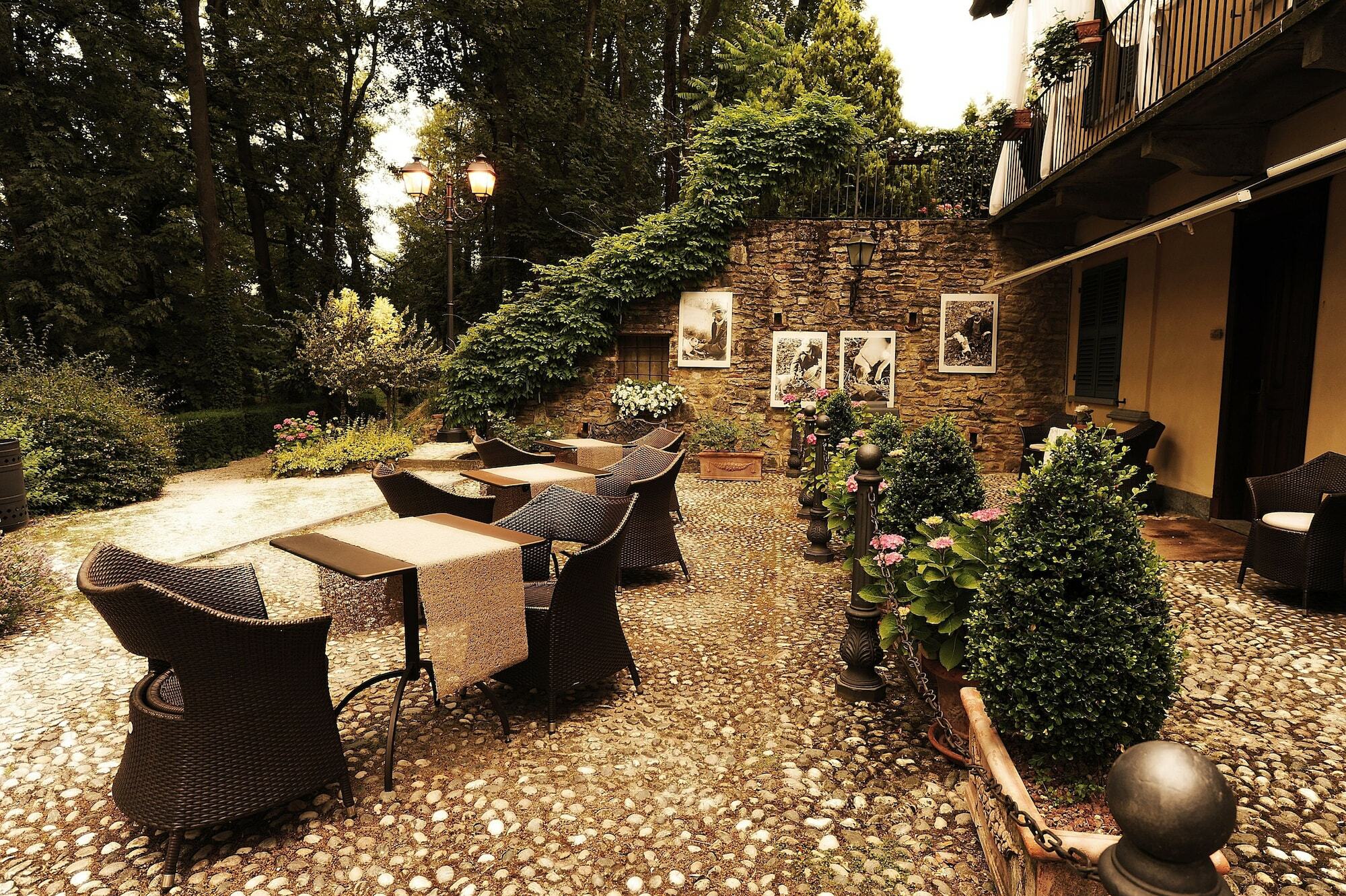 Hotel Villa Beccaris Monforte dʼAlba Exterior foto